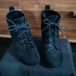 Steve Madden Lace Up Ankle Boots - size 6.5